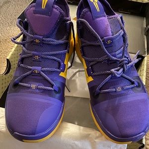 Selling these beautiful Kobe AD sneakers men’s